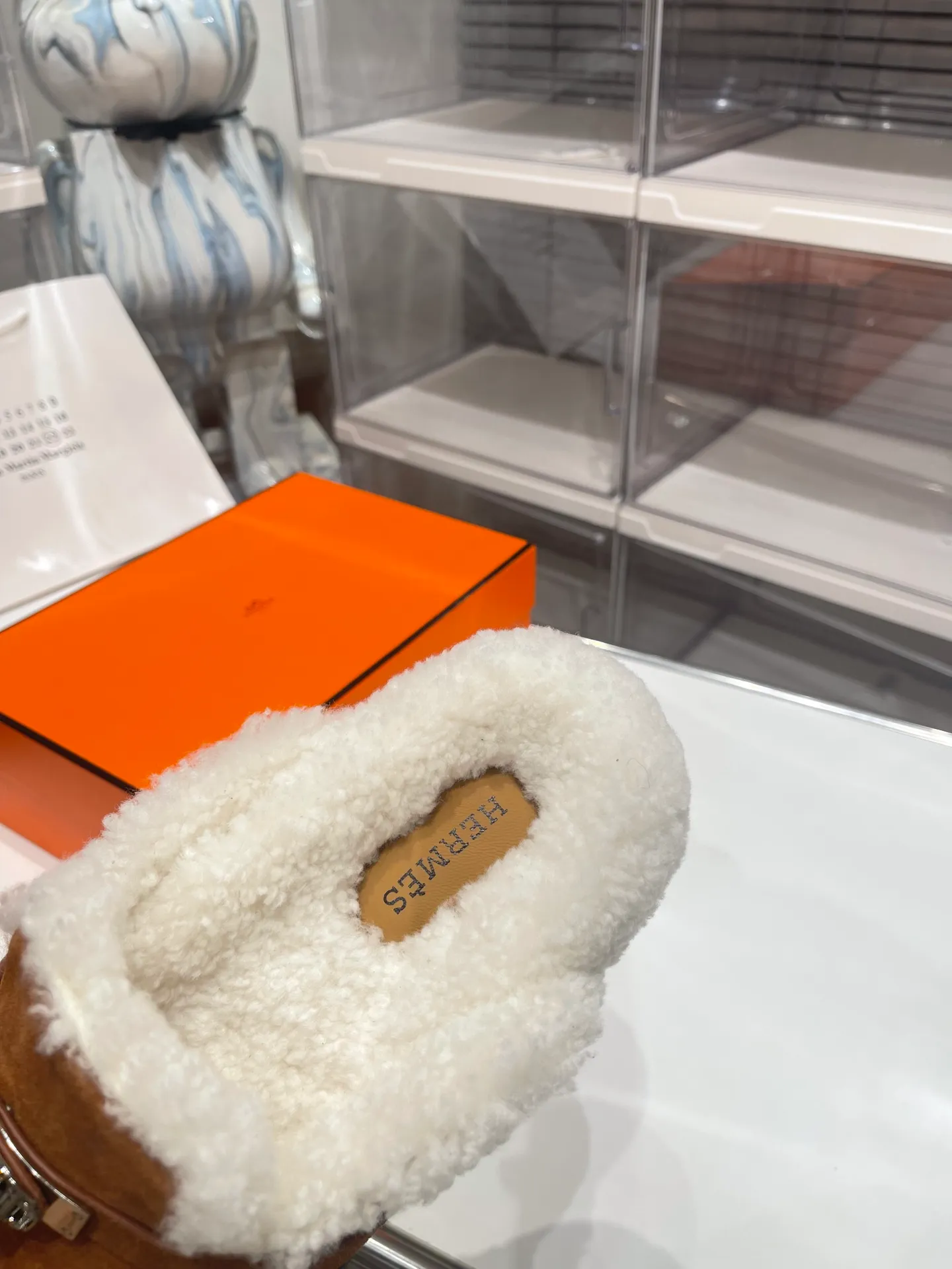 【HERMESG】Furry mop P: 580💰 ●Number of sizes: Men 39-44 (45 custom-made) Women 35-40 (41.42 custom-made) HERMES Hermès cute half-movers.  Classic family language design! It looks good no matter how you match it! Casual and high-end feeling, the comfort is also great, paired with various colorful socks, it has a trendy high-end feel. The top version is made of high-quality real wool ●Upper: imported cow suede ●Inner: imported sheepskin one piece ●Foot: imported mixed sheepskin ●Outsole: Tpu non-slip and wear-resistant outsole.